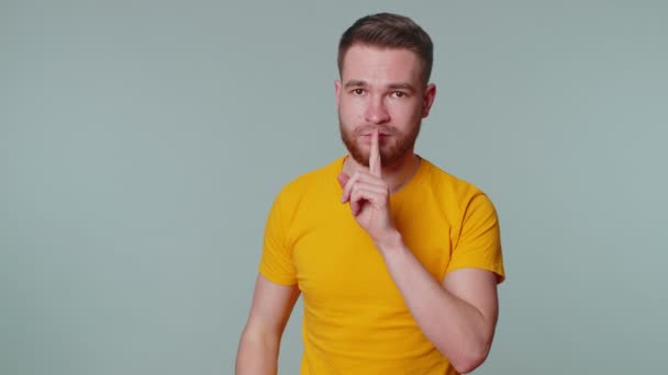 Hombre presiona el dedo índice a los labios hace que el gesto de silencio signo no dice secreto, shh estar tranquilo - Metraje, vídeo