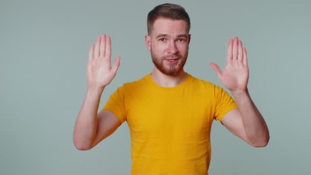 Mann sagt nein Handfläche verschränkte Hände in Stop-Geste gefaltet, Warnung vor Ende, verbotener Zugang - Filmmaterial, Video