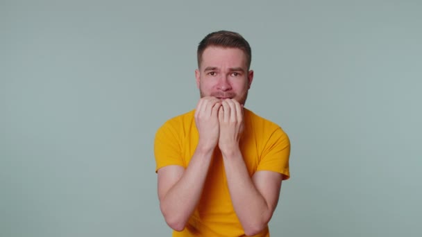 Joven hombre asustado mordiendo las uñas, sintiéndose preocupado nervioso por problemas graves, estrés y ansiedad - Metraje, vídeo