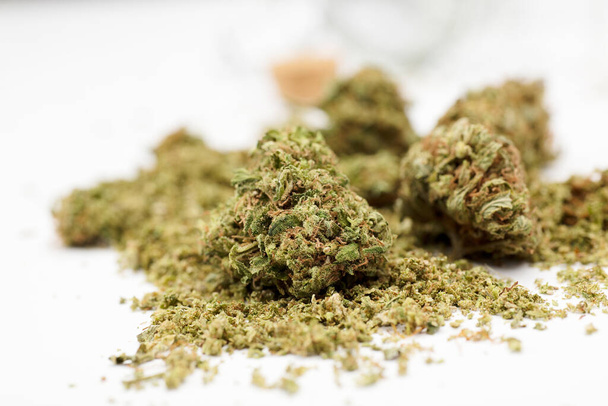 medicinale marihuana knoppen, geïsoleerd op witte achtergrond - Foto, afbeelding