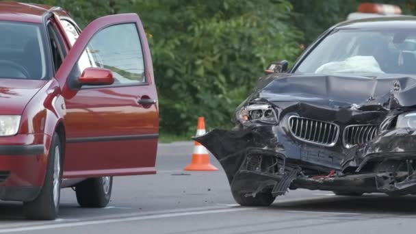 Verletzte bei schwerem Autounfall nach Kollision auf der Stadtstraße Verkehrssicherheits- und Versicherungskonzept - Filmmaterial, Video