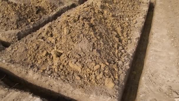 Выкопаны траншеи для строительных работ нового фундамента дома из бетона на строительной площадке - Кадры, видео