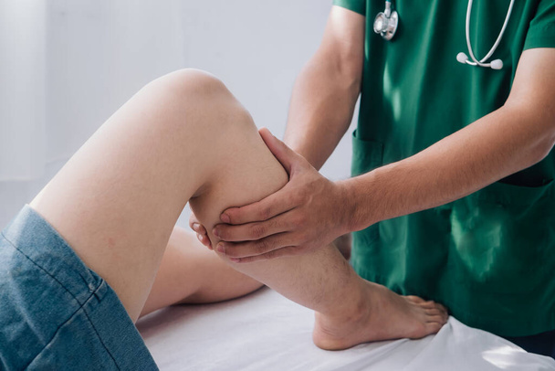 Treating thigh pain due to sitting for long periods of time Concept of physical rehabilitation. Consultation therapist with the treatment of treating injured thigh pain in modern clinics. - Foto, Imagem