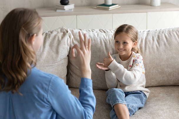 Happy little kid and mom speaking sign language - Zdjęcie, obraz