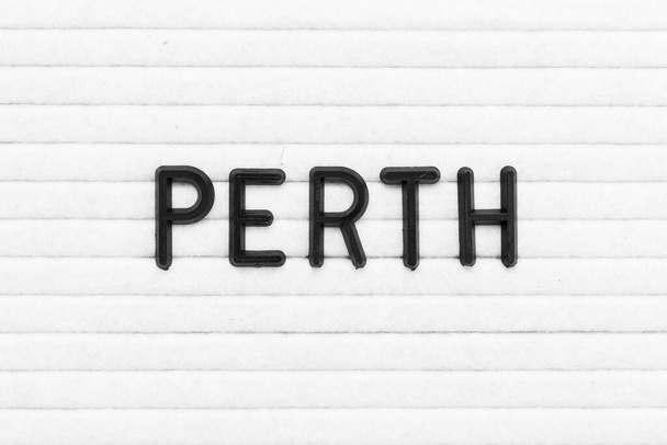 Zwarte kleur letter in woord perth op witte vilten boord achtergrond - Foto, afbeelding