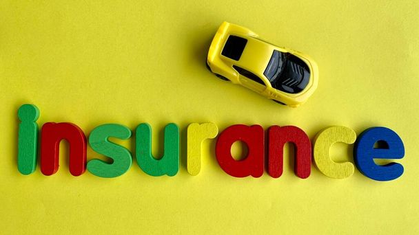 Textansicht von oben - Versicherung mit Automodell nach oben und gelbem Hintergrund. - Foto, Bild