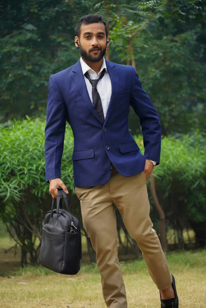 indian boy is going for his management course - Foto, afbeelding