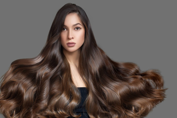 Muotokuva kaunis brunette nainen pitkät aaltoilevat hiukset. Kopiofaasi - Valokuva, kuva