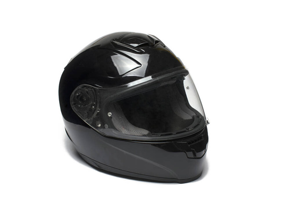 白い背景に閉鎖された保護ガラスと黒のフルフェイスバイザーオートバイのヘルメットの側面図を閉じる - 写真・画像