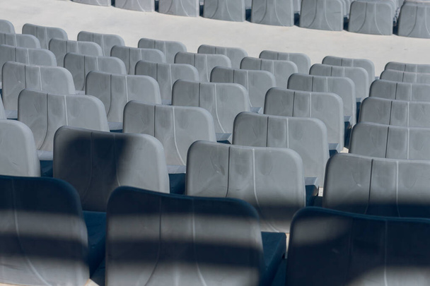 Blick von der Treppe auf bequeme graue Stuhlreihen im Theater oder Kino .  - Foto, Bild