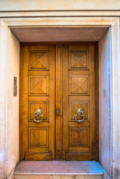 Старые двойные двери из дерева в каменном доме. Европа. - Фото, изображение