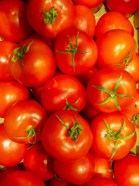 Zbliżenie świeżych pomidorów na rynku. - Zdjęcie, obraz