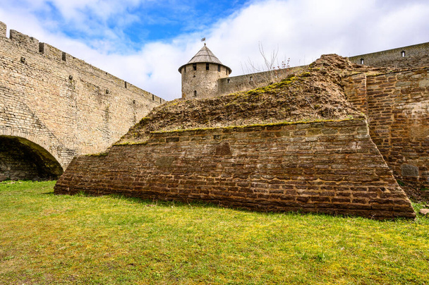 Ivangorod kalesi. Eski kale duvarları. Tarihsel yerler. Eski kale duvarları. Kale avlusu - Fotoğraf, Görsel