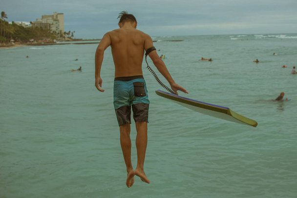 Contenido editorial de gente surfeando en Oahu, Honolulu, Hawai.  - Foto, imagen