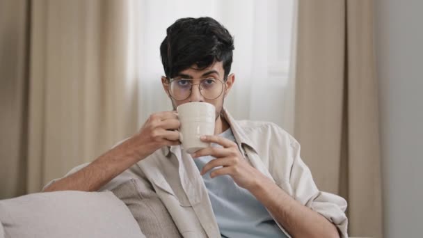 Arabisch bebaarde duizendjarige man latijn man in glazen zitten thuis genieten van heerlijke hete fruit kruidenthee koffie drinken cacao drinken cappuccino drank zegt ja positief knikken hoofd gezelligheid concept - Video