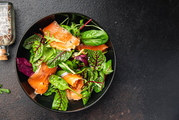 Lachssalat Scheiben Fisch grüne Salatmischung Blätter Meeresfrüchte frisch gesunde Mahlzeit Nahrung Snack auf dem Tisch kopieren Raum Lebensmittel Hintergrund  - Foto, Bild