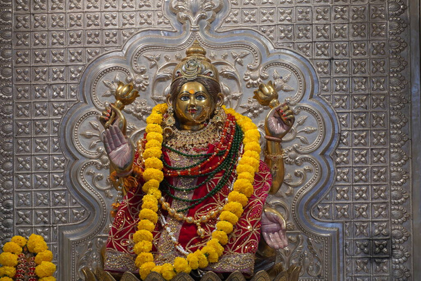 Статуя Махагаури Навратри Мата на мандире - Фото, изображение