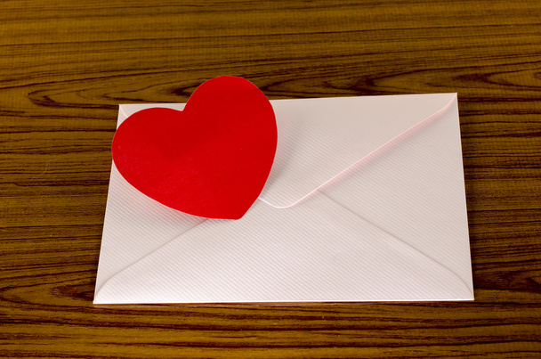 Coração vermelho com envelope rosa
 - Foto, Imagem