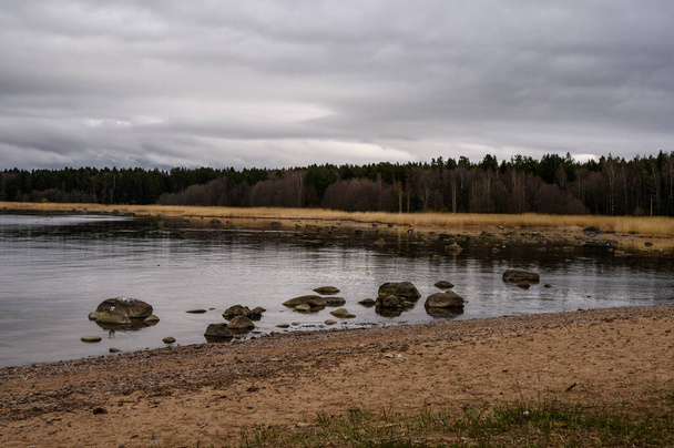 γρανιτένιες πέτρες στον Κόλπο της Φινλανδίας. συννεφιασμένη. - Φωτογραφία, εικόνα