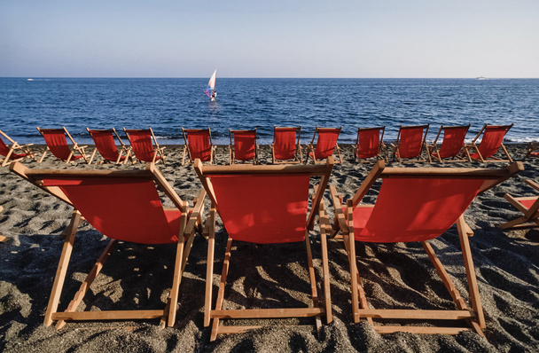 sedie a sdraio sulla spiaggia - Foto, immagini
