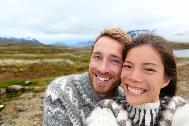 Couple wearing Icelandic sweaters taking selfie - Foto, immagini