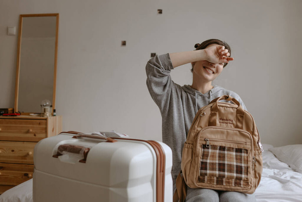 woman with the baggage at home - Foto, afbeelding