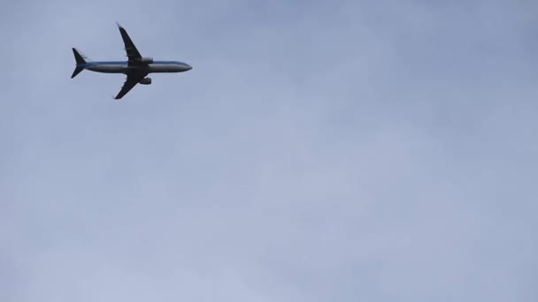 Airplane flying low view - Video, Çekim
