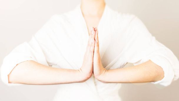 mulher de mãos dadas em namaste mudra gesto prática ioga .woman de mãos dadas em namaste mudra gesto prática ioga. close-up. prática de ioga. Olá na Índia - Foto, Imagem