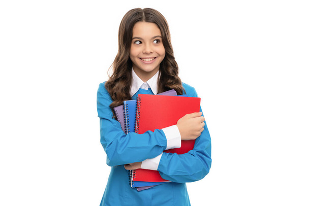 χαρούμενο πορτρέτο παιδί έχει μακριά σγουρά μαλλιά με το βιβλίο εργασίας σχολείο απομονώνονται σε λευκό, εκπαίδευση - Φωτογραφία, εικόνα
