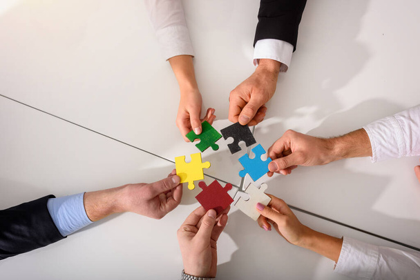 Le travail d'équipe des partenaires relie des pièces de puzzle comme intégration et démarrage - Photo, image