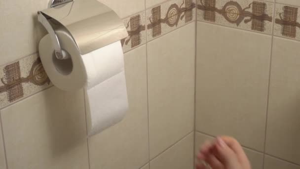 Womans mano si snoda carta igienica - Filmati, video
