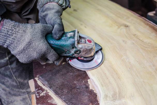 Lavoratore macina il legno della rettificatrice angolare
 - Foto, immagini