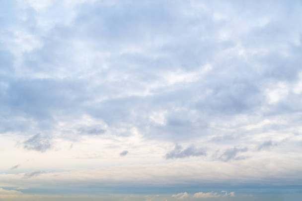 δραματικός βραδινός ουρανός με σύννεφα - Φωτογραφία, εικόνα