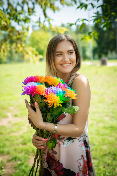 A young girl with flowers - Foto, Imagen