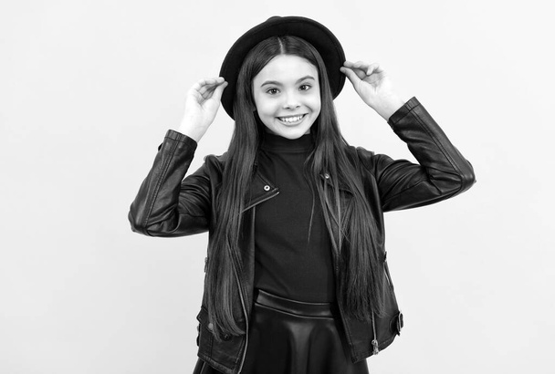 muchacha adolescente feliz en sombrero y chaqueta de cuero, hipster - Foto, imagen