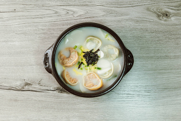 tteok mandu guk, zupa w stylu koreańskim z krojonym ciastem ryżowym - Zdjęcie, obraz