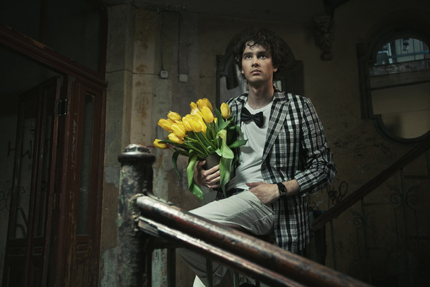 Young fashionable man holding bunch of flowers - Foto, Imagem