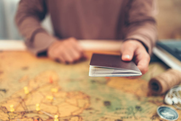 Руки, що показують паспорт над світовою картою. Подорожі, Пригоди та концепція Discovery
. - Фото, зображення
