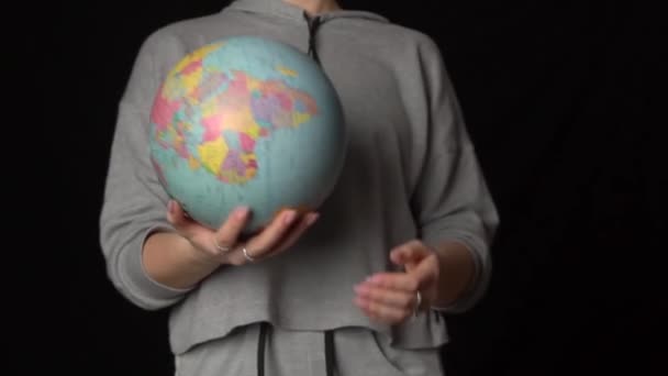 Kızlar Slowmo 'da Coğrafi Küre Atar - Video, Çekim