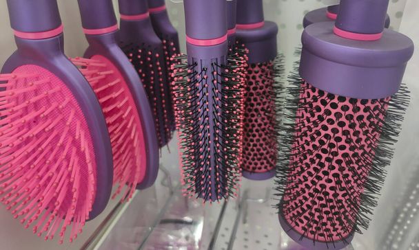 různé ženské masážní hřebeny na vlasy v okně obchodu  - Fotografie, Obrázek