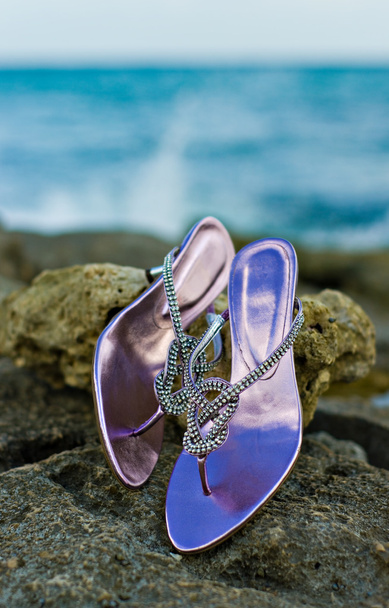 Chaussures de mariage nuptiale sur les rochers avec l'océan
 - Photo, image