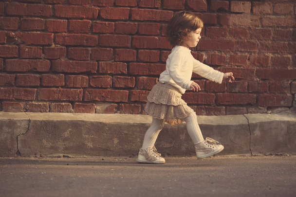 little girl walking away - Foto, Bild