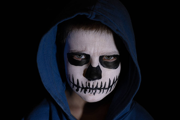 死んだ者の日の仮面の子。Scary little boy smiling in halloween skull makeup. - 写真・画像