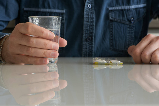 homme caucasien prenant des médicaments pour une migraine à la maison - Photo, image
