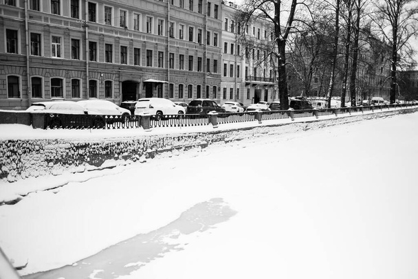 冬のグリボエドフ運河堤防のビュー、サンクトペテルブルク、ロシア。白黒写真.  - 写真・画像