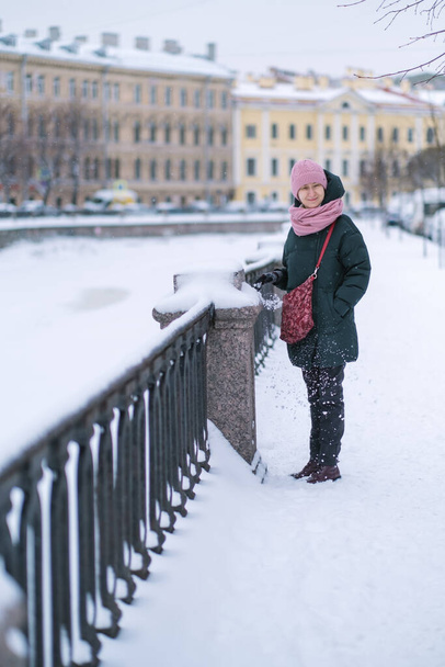 Женщина, стоящая у канала Грибоедова зимой, Санкт-Петербург, Россия.  - Фото, изображение