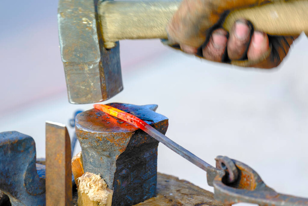 ハンマーは赤熱した鉄を打つ。鍛冶屋がどのように働いていたかを - 写真・画像