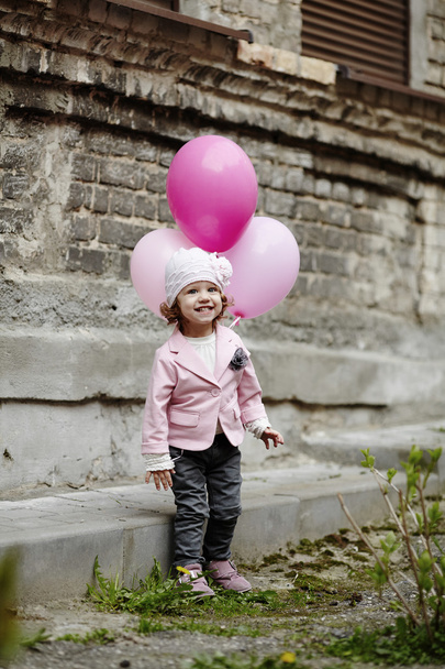 girl with pink balloons urban portrait - Φωτογραφία, εικόνα