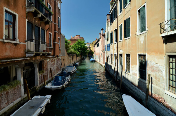 Venice, Italy, canals and historical buildings. Beautiful view of the streets and canals of Venice without tourists - Foto, Imagen