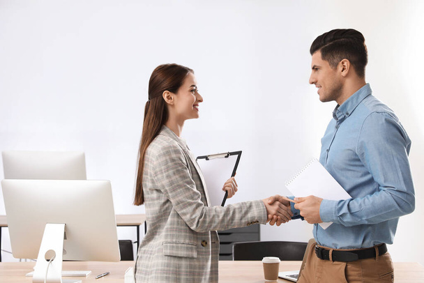 Employee shaking hands with intern in office - Photo, image